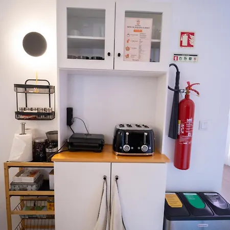 Hostal Aurora Hostel, Suítes, Quartos E Dormitórios No Coração De Angra do Heroísmo